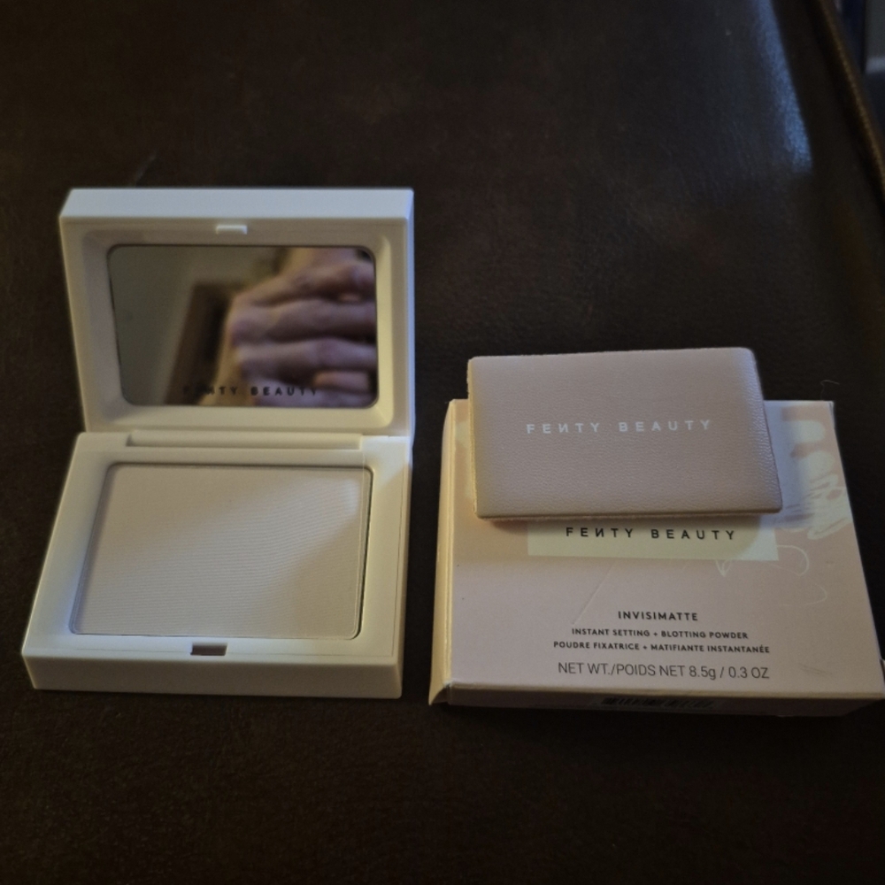 Fenty Beauty Invisimatte Blotting Powder Universal - Picture 1 of 7